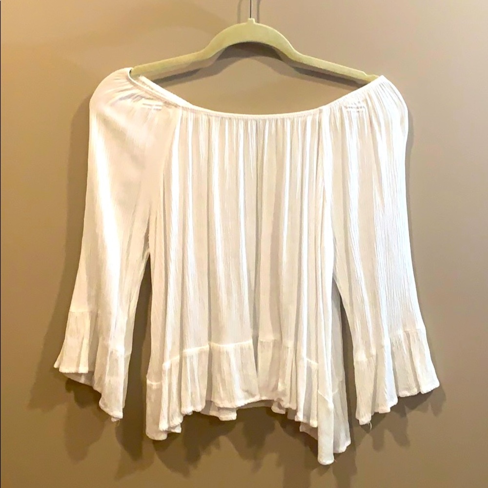 Blouse with exposed shoulders